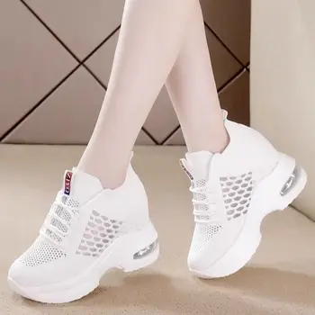 Белая спортивная обувь с внутренним рельефом для детей весной 2023 года, толстая подошва 8 см, модная маленькая белая повседневная обувь