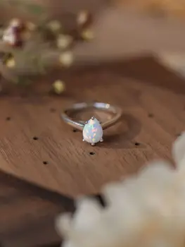 2023 Европейское и американское новое персонализированное простое кольцо для женского меньшинства с чувством дизайна, кольцо из серебра с белым опалом S925 пробы.