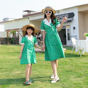 Одинаковые летние цельнокроеные платья для мамы и дочки, зеленые платья с цветочным рисунком, одежда для родителей и детей, новинка 2023 года