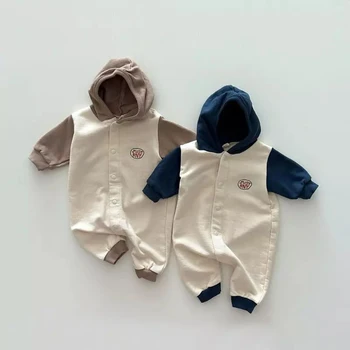 Детский комбинезон с капюшоном, осенний Корейский комбинезон с длинными рукавами для младенцев, 2023 г., Новая цельнокроеная одежда для мальчиков в стиле пэчворк