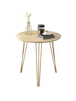 Гостиная с диваном в скандинавском стиле, стол из кованого железа, простая прикроватная тумбочка, круглый стол, балкон, маленький журнальный столик