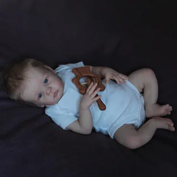 NPK 22-дюймовая кукла с мягким телом Reborn Toddle Baby Skar, реалистичный новорожденный ребенок с 3D кожей и каштановыми волосами в виде корня руки